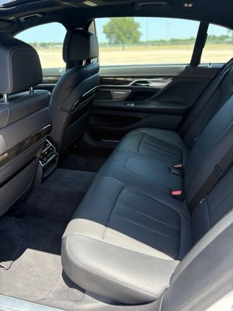 2017 BMW 7 Series 740i — photo 8